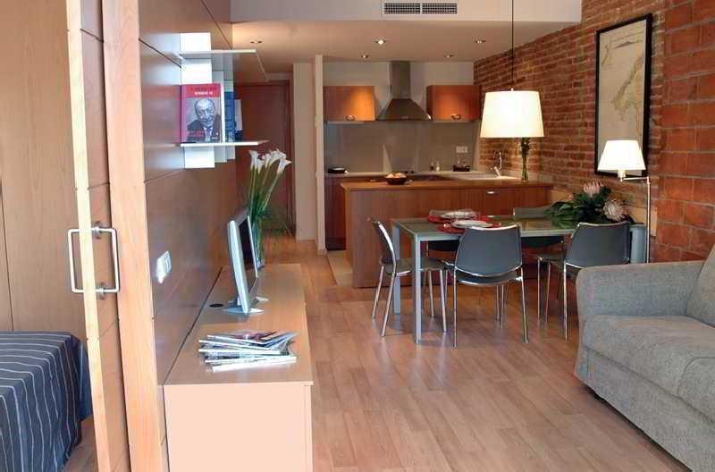 Apartamentos Consell De Cent Barcelona Exterior photo